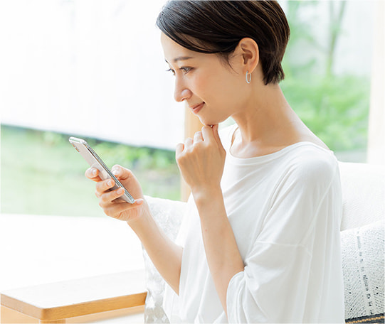 スマホを見る女性